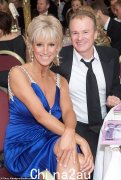 Bobby Davro 的未婚妻 Vicky Wright 去世，享年 63 岁