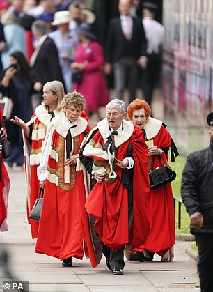 抵达威斯敏斯特教堂的上议院议员，包括 Baroness Hoey