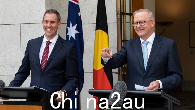 总理安东尼·艾博年 (Anthony Albanese) 和财政部长吉姆·查默斯 (Jim Chalmers) 因将于周二公布的联邦预算而受到批评。图片：NCA NewsWire / Martin Ollman