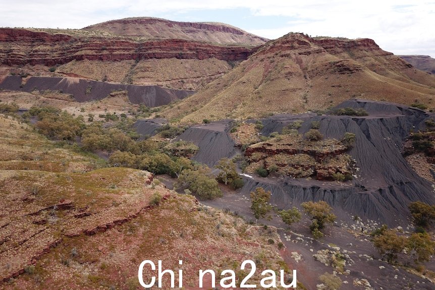 深蓝色土状物质堆积在山中的远景。