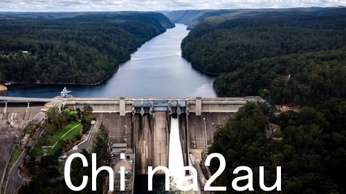 Warragamba Dam in 2020 Leaked 2019 年 1 月 6 日。” /></p><p></p><figcaption>（图片来源：Australia 9 News）</figcaption><p></p><p>Sydney Water NSW和Hunter Water都归NSW所有政府，可以通过宪法修正案得到保护。如果新法律获得通过，只有议会法案才能为出售水资产开绿灯。 </p><p>Minns 说，自由党花了 12 年时间将电力网络、港口和收费公路私有化，损害了新南威尔士州人民的利益。 </p><p>“这导致人​​们不得不为他们曾经拥有的服务支付更多费用，而在工党的领导下，基本资产将不再私有化。”</p><p>在工党赢得 3 月大选之前, Minns 声称当时的州长 Dominic Perrottet 一直在考虑出售悉尼水务公司。 </p><p>Perrottet 认为，由于工党政府反对资产战略私有化，该州的重大基础设施项目是不可能的。 </p><p>水务部长 Rose Jackson 表示，Sydney Water 和 Hunter Water 已为社区服务超过 130 年，维持公有制是“基本常识”。 </p><p>“该法案将确保他们继续以新南威尔士州人民的最大利益为出发点运营”。 </p><p>（琼）</p> <BR>
澳洲中文论坛热点 <BR>
<div class=