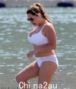 43 岁的凯莉·布鲁克 (Kelly Brook) 说，她对社交媒体上对比基尼照的持续需求感到受宠若惊