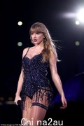 泰勒·斯威夫特 (Taylor Swift) 在她的 Eras Tour 中穿着一整套耀眼的服装