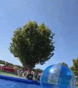 可怕的！游乐园里的充气球被大风吹上天了！里面有人（合影）