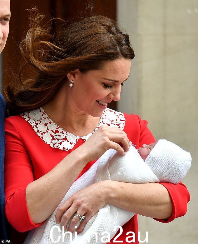 在路易王子的拍照中，威尔士王妃穿着一件红色的 Jenny Packham 蕾丝连衣裙，戴着珍珠耳环