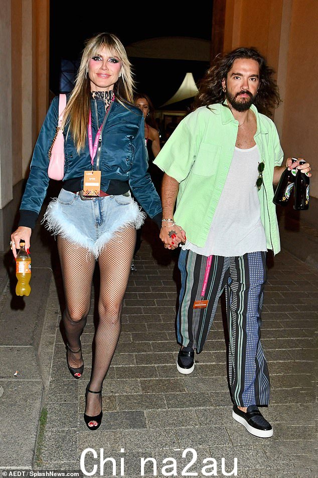 表示支持：50 岁的海蒂·克拉姆 (Heidi Klum) 在 33 岁的丈夫汤姆·考利茨 (Tom Kaulitz) 的乐队演出前，穿着长腿套装表达了对他的支持柏林克里斯托弗大街日 (CSD)，也称为周末柏林骄傲节