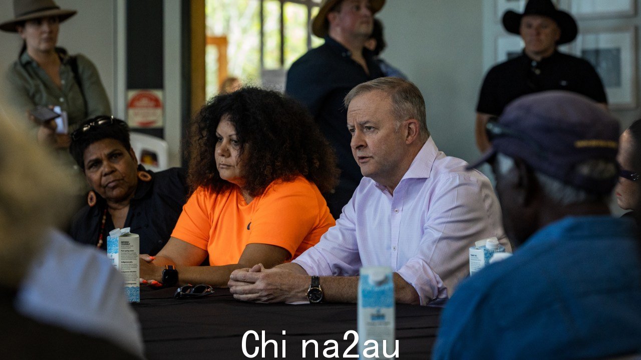 澳大利亚总理 Anthony Albanese 在 2022 年加尔马节期间会见了雍古长老们古尔库拉。图片：Tamati Smith/Getty Images。