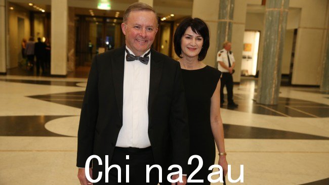 Anthony Albanese said在卡梅尔·特布特告诉他他们的婚姻结束后，他考虑退出政坛。他们在 2016 年合影。图片：Gary Ramage