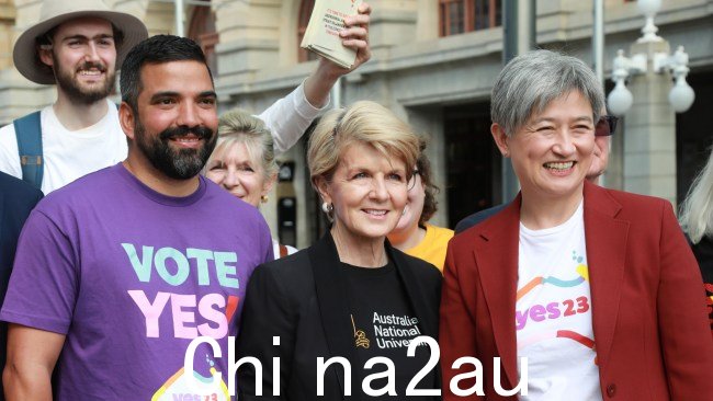 前自由党副党魁 Julie Bishop 加入工党议员 Patrick戈尔曼、Yes23 竞选总监迪恩·帕金 (Dean Parkin) 以及外交部长黄英贤 (Penny Wong) 和帕特里克·戈尔曼 (Patrick Gorman) 在珀斯帮助增加对西澳大利亚之声的支持。图片：NCA NewsWIRE/Philip Gostelow