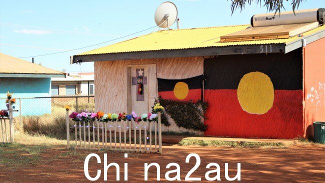 Yuendumu 的 511 号房屋，库曼贾伊·沃克 (Kumanjayi Walker) 被前警员扎克·罗尔夫 (Zach Rolfe) 枪杀。图片：Jason Walls