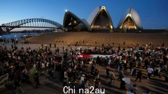 州长克里斯·明斯(Chris Minns)猛烈抨击新南威尔士州绿党鼓励抗议者聚集集会，集会升级为歌剧院的疯狂场面