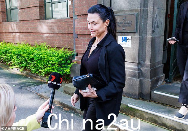 周四,凡妮莎·阿莫罗西 (Vanessa Amorosi) 在墨尔本法院外受到媒体包的欢迎