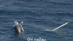 一艘 12 米长的游艇在麦夸里港附近的新南威尔士州海岸陷入“痛苦”的情况，两人获救