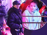 休闲维多利亚·贝克汉姆 (Victoria Beckham) 沉浸在节日气氛中，甜蜜地为 12 岁的女儿哈珀 (Harper) 在冬季仙境游乐设施上拍照。