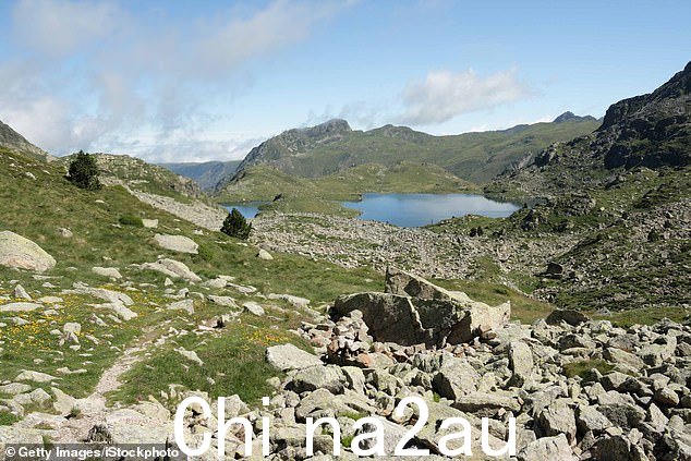 上周，亚历克斯决定逃离法国比利牛斯山脉乡村山麓的“精神社区”和他的母亲和祖父（文件图片）