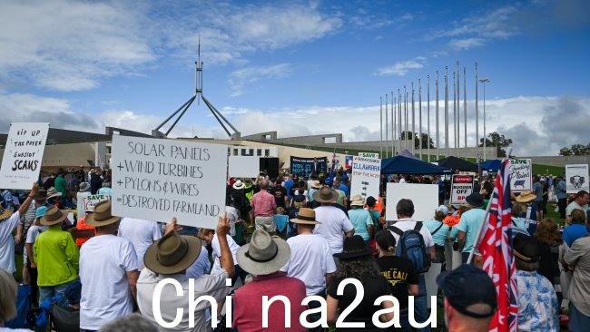 周二，超过 500 名抗议者参加了议会大厦外反对“鲁莽可再生能源”的集会。图片：NCA NewsWire / Martin Ollman