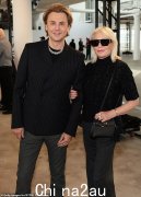 金·卡戴珊 (Kim Kardashian) 的好友乔纳森·切班 (Jonathan Cheban) 和妈妈加琳娜 (Galina) 在纽约时装周期间为价值 100 万美元的项链做模特，身着黑色搭配……在他