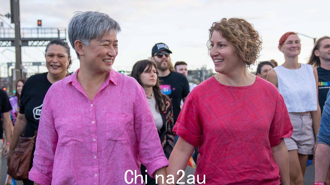 澳大利亚参议员 Penny Wong 与合作伙伴索菲·阿卢阿奇 (Sophie Allouache) 于悉尼骄傲游行，2023 年 2 月 5 日。图片：Facebook/Penny Wong。