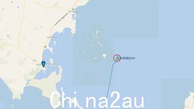 根据 CruiseMapper ，游轮位于斯皮尔斯比岛以东。