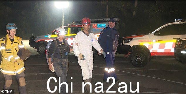 救援人员钻入地下岩石,为被困的男人和女人开辟一条道路。近 10 个小时后,两人被释放,没有报告任何受伤情况