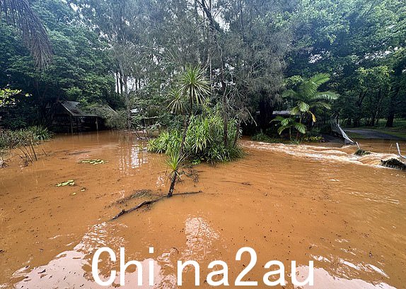 13273417 黑色东北复活节天气现象袭来，紧急警告五百万澳大利亚人待在室内300 毫米降雨量