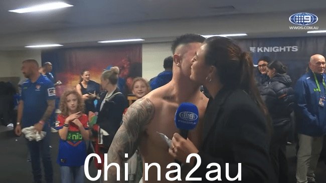 Elliott 和 Best 互相打招呼，柏拉图式地轻吻脸颊，拥抱肩膀。图片：YouTube / NRL on Nine