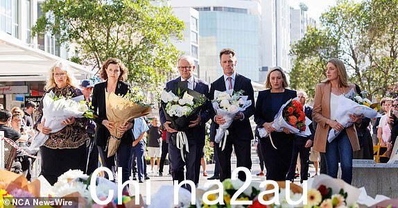 澳大利亚悉尼 - NewsWire 照片2024 年 4 月 14 日：昨天下午，邦迪韦斯特菲尔德 (Bondi Westfield) 发生屠杀，造成 6 人死亡，今天，邦迪枢纽 (Bondi Junction) 举行献花仪式。总理安东尼·阿尔巴内塞 (Anthony Albanese) 和新南威尔士州州长克里斯·明斯 (Chris Minns) 与当地政界人士（左）韦弗利市长保拉·穆塞洛斯 (Paula Musselos)、温特沃斯议员阿莱格拉·斯彭德 (Allegra Spender)、库吉议员马乔里·奥尼尔 (Marjorie OíNeill) 和凯莉·斯隆 (Kellie Sloan) 一同出席。献花致敬。图片：NCA NewsWire / David Swift