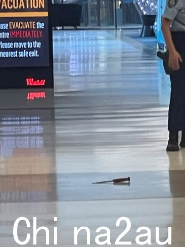 周六邦迪枢纽大规模刺伤现场地板上有刀。图片：提供。