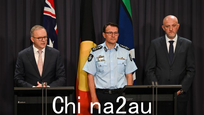 PM Anthony Albanese、AFP 专员 Reece Kershaw 和 ASIO 负责人 Mike Burgess 周二就此次袭击事件举行了新闻发布会。图片：NCA NewsWire / Martin Ollman