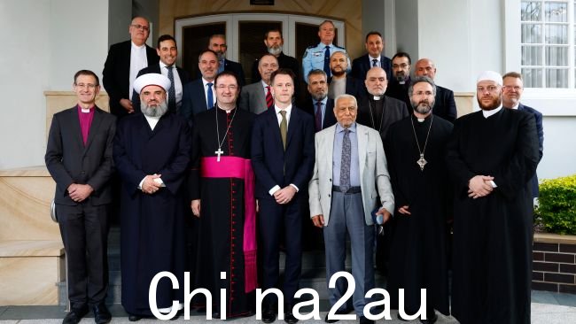 “总理克里斯·明斯在斯特拉斯菲尔德的澳大利亚马龙派教堂会见了宗教领袖，包括澳大利亚马龙派大主教、安托万-夏贝尔·塔拉贝（Antoine-Charbel