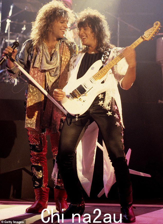  Sambora 担任 Bon Jovi 乐队的主音吉他手超过 30 年，但在 2013 年巡演中途戏剧性地离开了乐队；图为 1986 年