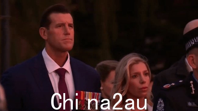 Ben Roberts-Smith 与女友 Sarah Matulin 一起参加珀斯国王公园的黎明仪式。图片：9News