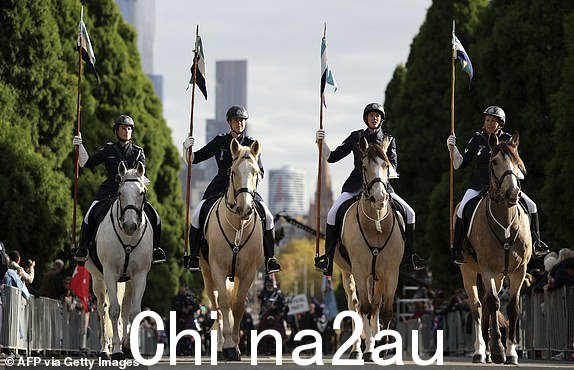 2024 年 4 月 25 日在墨尔本举行的 ANZAC（澳大利亚和新西兰陆军军团）日，男女军人游行至纪念神殿，悼念在战争中阵亡的士兵。（摄影：Martin KEEP / 法新社）（摄影：马丁·凯普/法新社，来自盖蒂图片社)