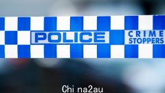 西澳警方正在追捕一名男子，据称他将自己暴露在孩子面前，并发表了“不恰当的性行为”谈话