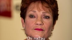 一国党参议员宝琳·汉森 (Pauline Hanson) 和绿党副领袖梅林·法鲁奇 (Mehreen Faruqi) 在轰动一时的歧视审判中相互攻击