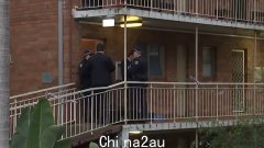 19岁女子在悉尼东部北邦迪住房委员会大楼内被发现死亡，男性室友被拘留