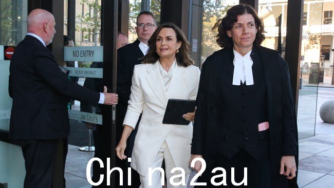 Lisa Wilkinson 和她的大律师 Sue Chrysanthou SC 在上个月做出具有里程碑意义的诽谤判决后走出法庭。图片：NCA Newswire / Gaye Gerard