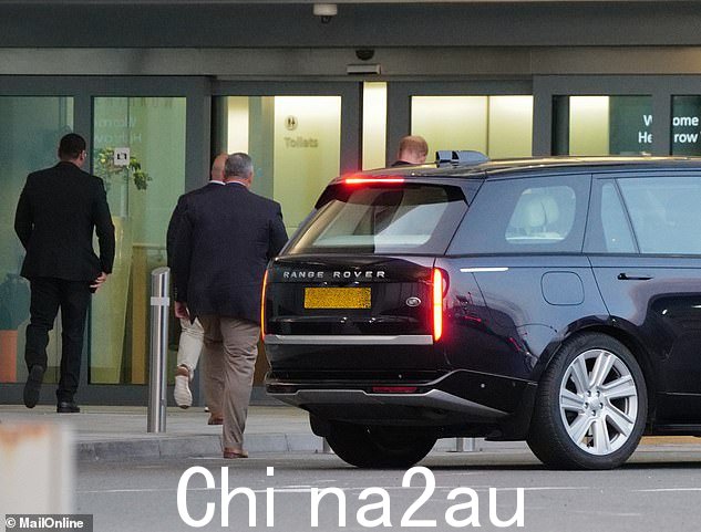 哈里王子昨天被发现抵达伦敦希思罗机场的 VIP 温莎套房