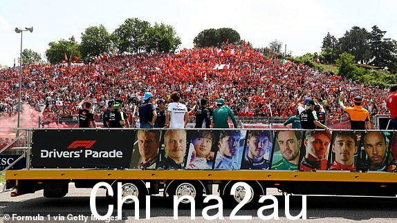 意大利伊莫拉 - 5 月 19 日：2024 年 5 月 19 日在意大利伊莫拉 Autodromo Enzo e Dino Ferrari 赛道举行的艾米利亚-罗马涅 F1 大奖赛前车手游行的全景。 （Peter Fox 拍摄 - Formula 1/Formula 1，来自 Getty Images）
