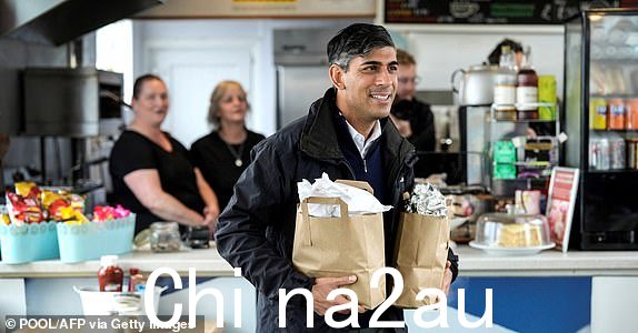 英国首相2024 年 5 月 29 日，部长兼保守党领袖里希·苏纳克 (Rishi Sunak) 抵达英格兰西南部的一个火车站，为参加一天的保守党大选竞选活动的旅行媒体购买早餐。（摄影：Alastair Grant / POOL / 法新社)（照片由 ALASTAIR GRANT/POOL/AFP via Getty Images 提供）