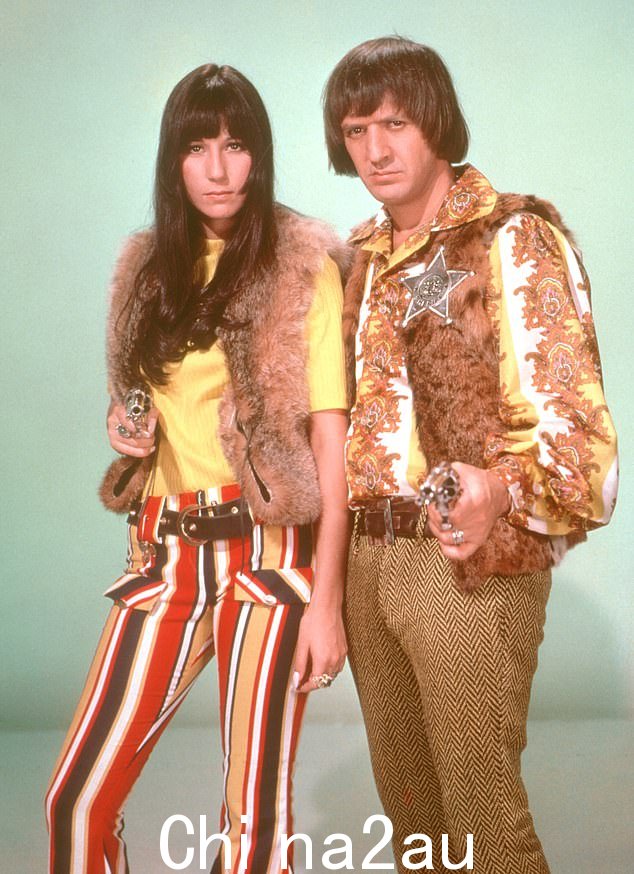 此前，Sonny 和 Cher 于 1974 年结婚，结婚 10 年后离婚。这对组合因歌唱二人组而广为人知，曾获得两项格莱美提名，并在 1968 年代在全球销售了超过 4000 万张唱片； class=