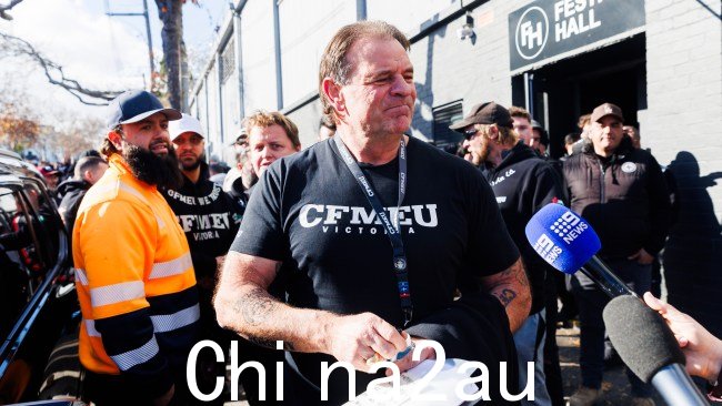 新 EBA 投票期间 CFMEU 成员在节日大厅外。Aaron Francis / Herald Sun