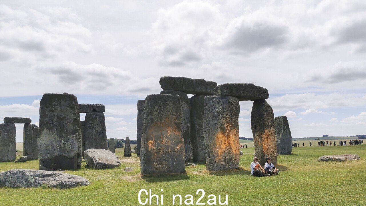 气候抗议者喷橙色油漆on Stonehenge