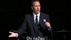 杰里·宋飞 (Jerry Seinfeld) 在墨尔本第三场演出中断后，因支持巴勒斯坦抗议者而大笑