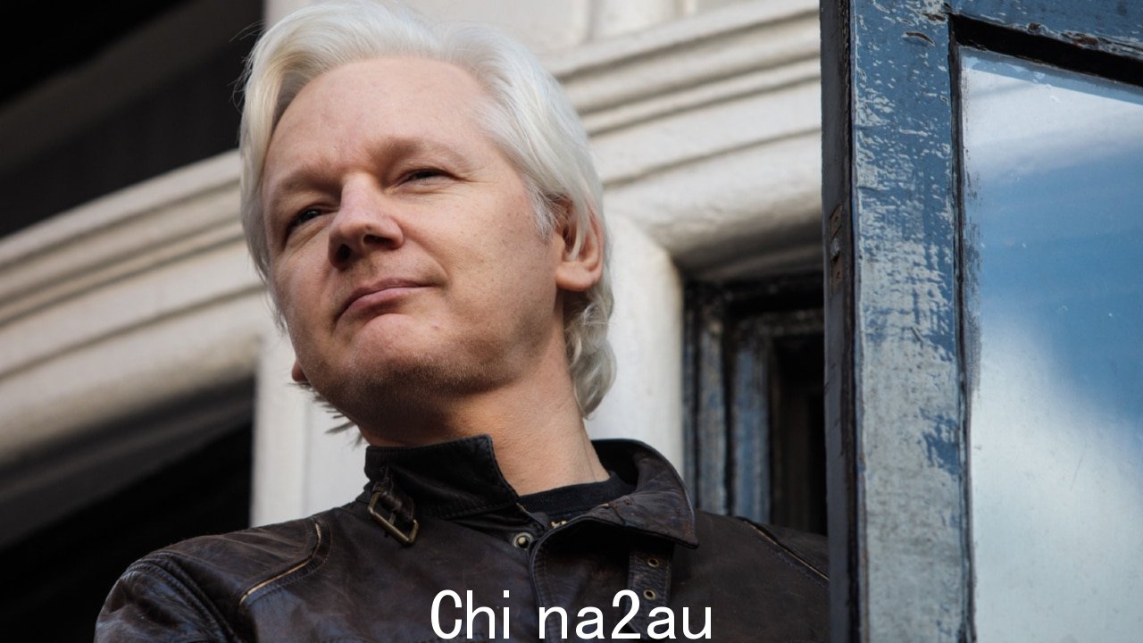 JULIAN ASSANGE 解释：如何一名记者成为“一代英雄”” fetchpriority=