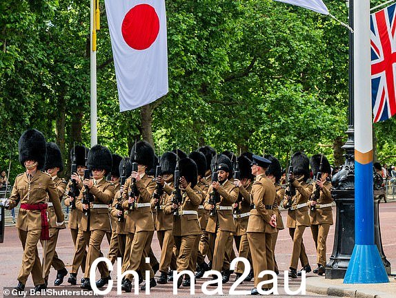 强制信用：由盖伊拍摄Bell/Shutterstock (14555655ag) 购物中心挂满了英国和日本国旗 - 这是一场日间彩排，旨在迎接 6 月 25 日星期二举行的日本国事访问。皇家骑兵队、近卫军和皇家师乐队的骑兵在广场、白金汉宫和骑兵卫队阅兵场上排练演习。日本在伦敦进行国事访问的彩排，英国伦敦购物中心 - 2024 年 6 月 24 日