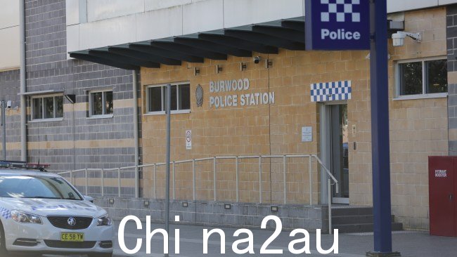 这名 42 岁男子被捕并被带到 Burwood 警察局。图片：Christian Gilles/澳大利亚新闻集团