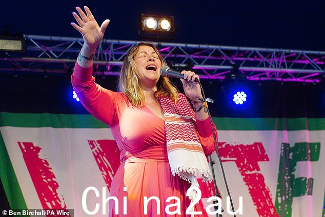 夏洛特·丘奇 (Charlotte Church) 在萨默塞特沃西农场格拉斯顿伯里音乐节 (Glastonbury Festival) 期间在 Left Field 舞台上表演