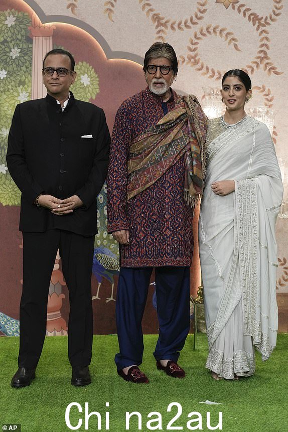 印度演员 Amitabh Bachchan（中）、Navya Nanda（右）和 Nikhil Nanda 在印度孟买 Jio 世界会议中心举行的亿万富翁穆克什·安巴尼 (Mukesh Ambani) 之子阿南特·安巴尼 (Anant Ambani) 和妻子拉迪卡·麦昌特 (Radhika Merchant) 的祝福仪式上合影留念。 2024 年 1 月 13 日。（美联社照片/Rajanish Kakade）