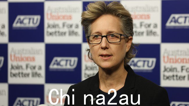 澳大利亚墨尔本 - 2022 年 6 月 15 日，ACTU 秘书 Sally McManus 向媒体发表讲话，回应年度工资审查决定。图片：Brendan Beckett